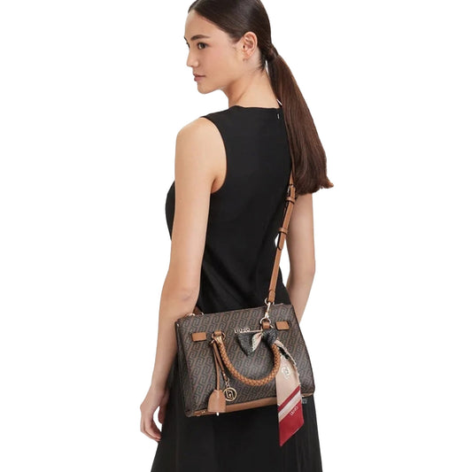 Borsa satchel piccola Donna con logo all over Marrone su modella