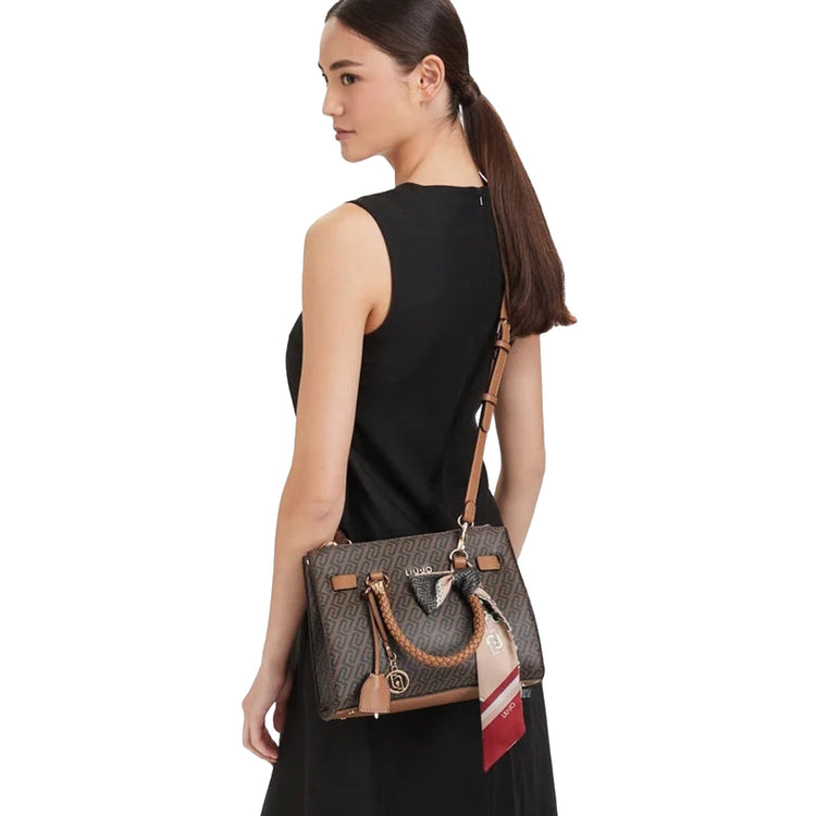 Borsa satchel piccola Donna con logo all over Marrone su modella
