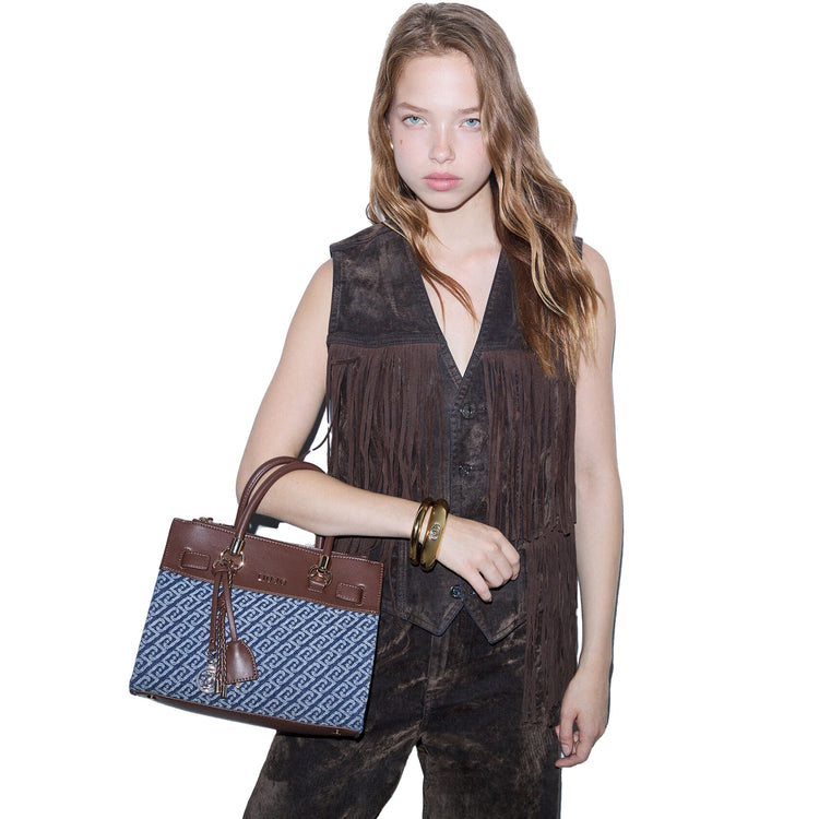 Borsa satchel piccola Donna effetto denim logato su modella