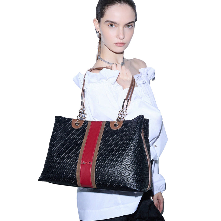 Borsa Tote Donna con logo embossed Nero su modella