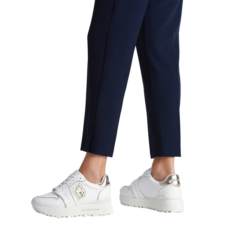 Sneakers Donna con tomaia in pelle bianca modella