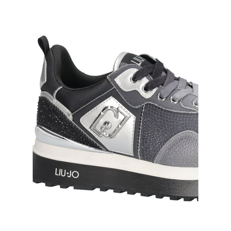 Acquista subito la Sneakers Donna, con inserti effetto laminato, lacci piatti dégradé, e logo metallico applicato sul lato, firmate LiuJo su Martini 900: vieni a scoprire tutta la collezione sul nostro sito