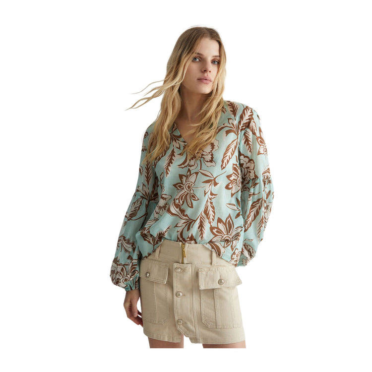 Modella con Blusa con stampa floreale all over e maniche a palloncino