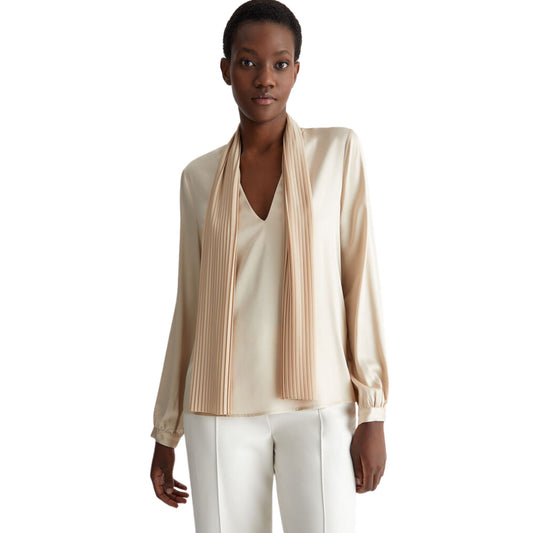 Modella con Blusa con collo a foulard plissé e maniche lunghe con bottone