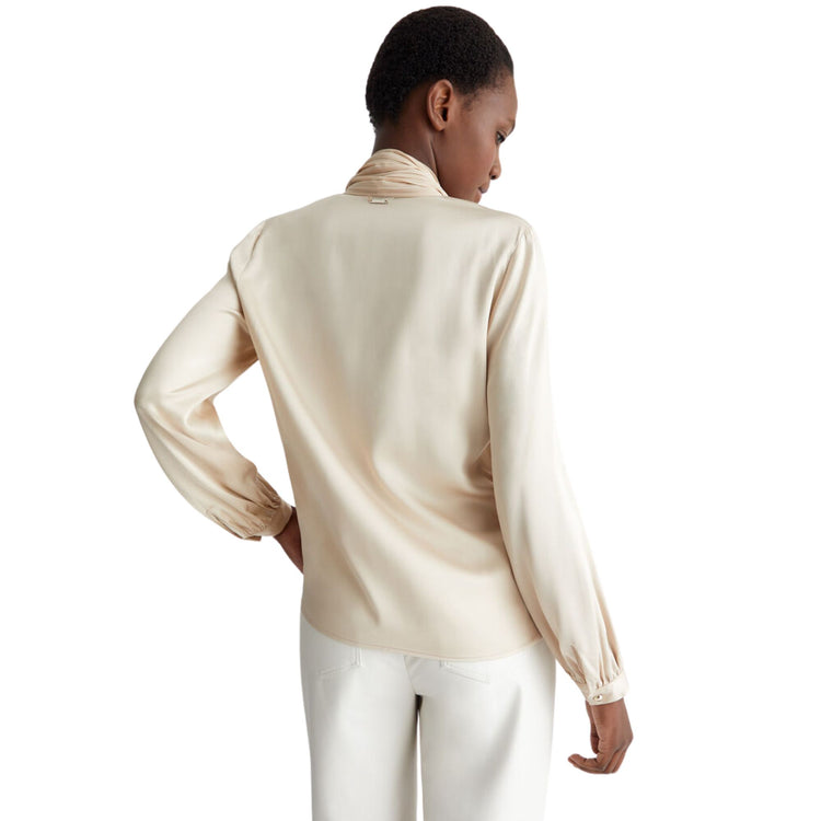 Retro modella con Blusa con collo a foulard plissé e maniche lunghe con bottone