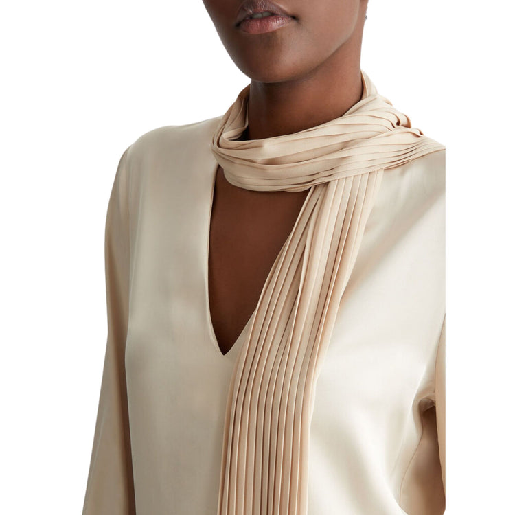 Dettaglio ravvicinato collo a foulard plissé