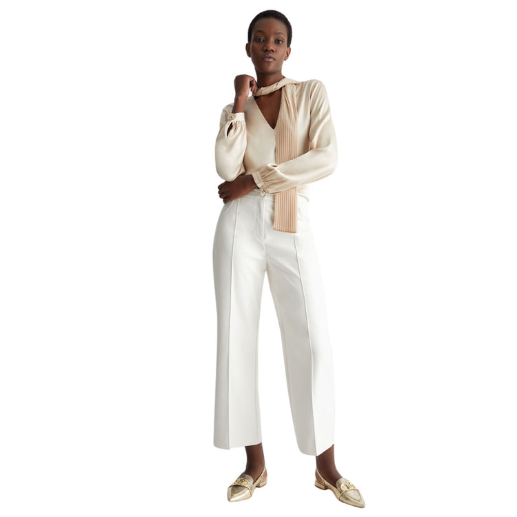 Look intero modella con Blusa con collo a foulard plissé e maniche lunghe con bottone