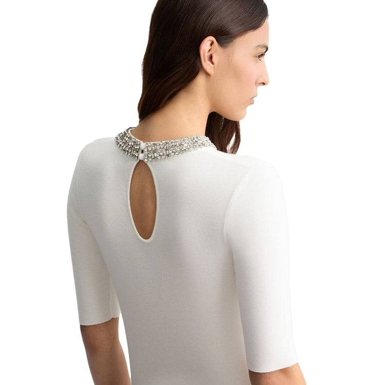 Crop Top Bianco da Donna con gioielli modella retro ravvicinata