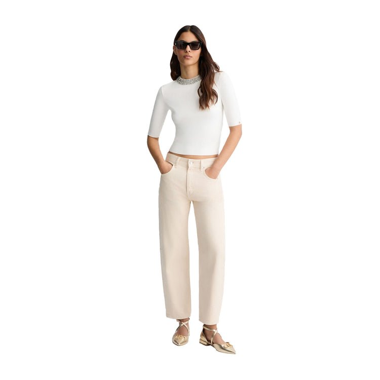 Crop Top Bianco da Donna con gioielli modella intera frontale