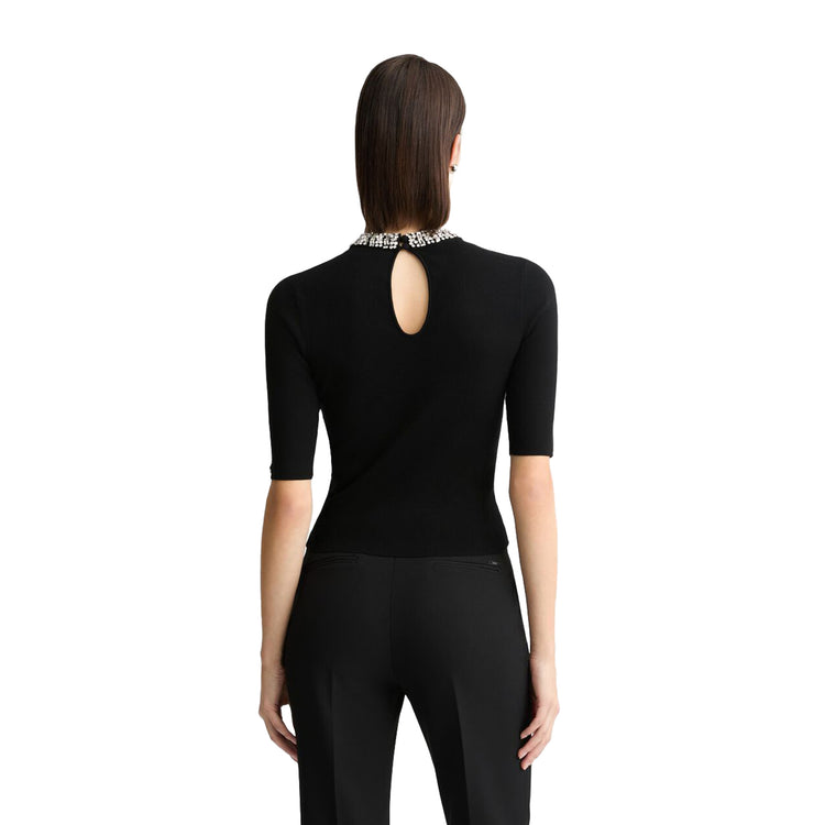 Crop Top Nero da Donna con gioielli modella retro