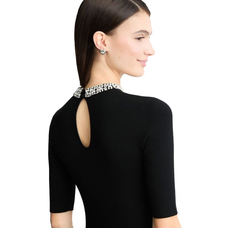 Crop Top Nero da Donna con gioielli modella retro ravvicinata