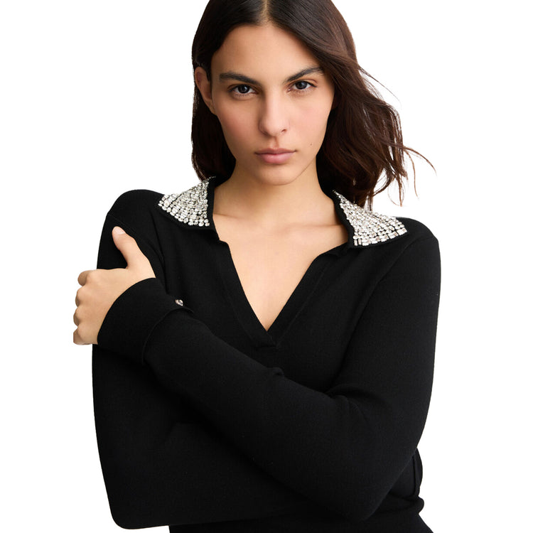Polo Nera da Donna con ricami gioiello modella frontale ravvicinata