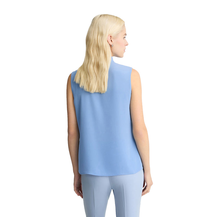 Blusa Donna smanicata con fiocco Blu modella retro
