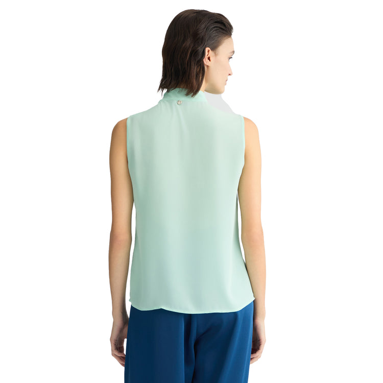 Blusa Donna smanicata con fiocco Verde acqua modella retro
