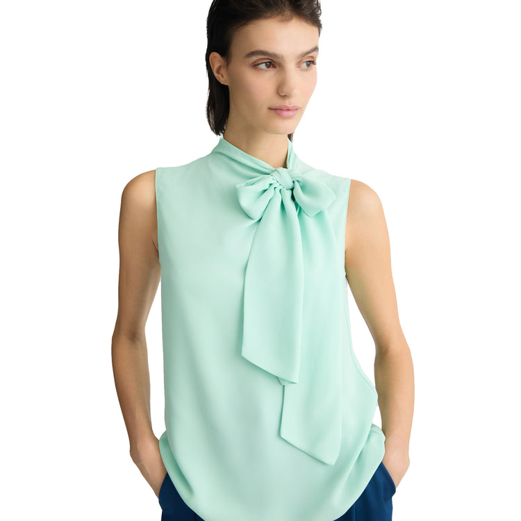 Blusa Donna smanicata con fiocco Verde acqua modella frontale ravvicinata