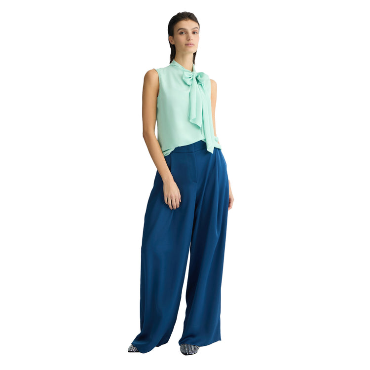 Blusa Donna smanicata con fiocco Verde acqua modella intera frontale