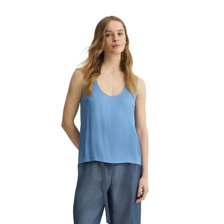Top Donna in raso azzurro modella frontale