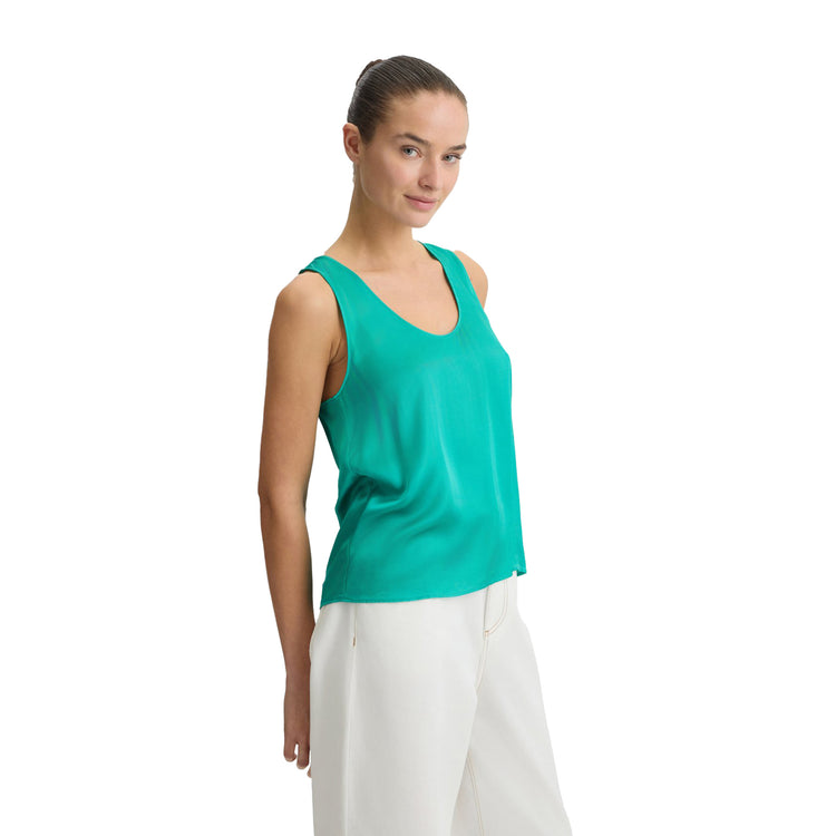 Top Donna in raso verde smeraldo modella frontale