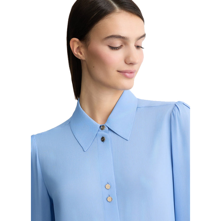 Camicia Donna in crêpe de chine di viscosa Azzurro dettaglio modella frontale