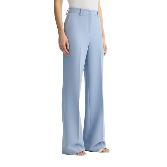 Pantaloni da donna azzurri a palazzo modella frontale