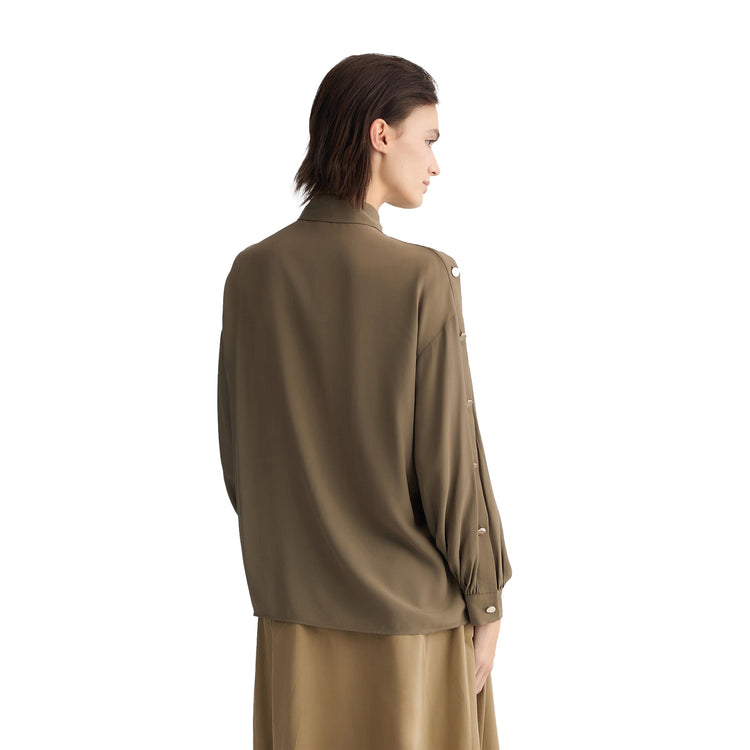 Camicia Donna in crêpe de chine Verde militare modella retro