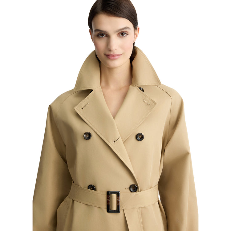 Trench Donna doppiopetto con cintura Beige modella frontale ravvicinata