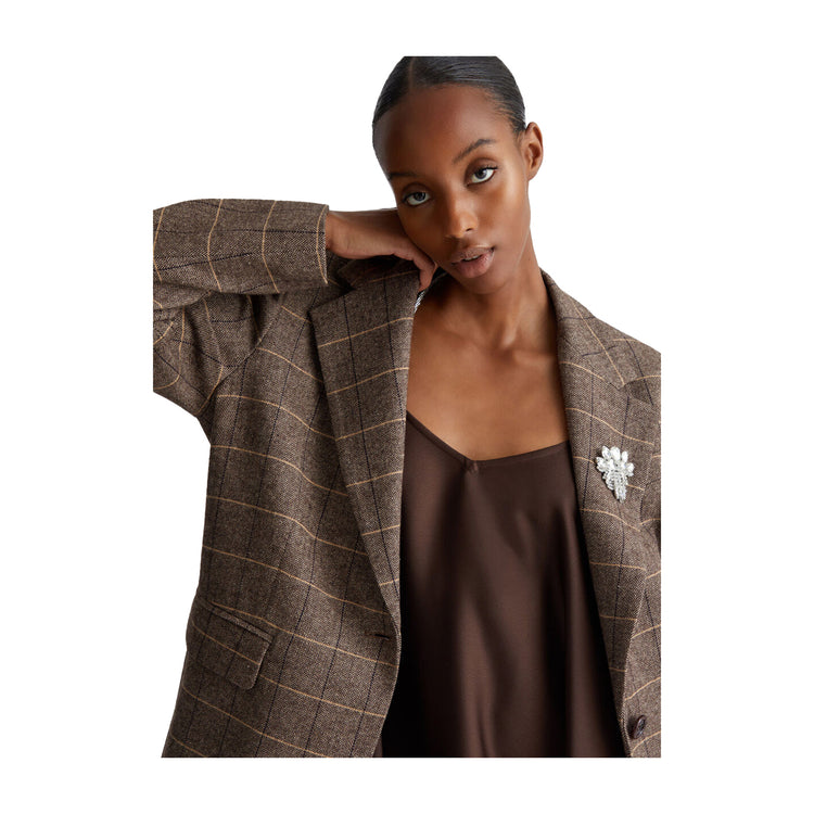 Giacca Donna con spilla gioiello marrone modella frontale ravvicinata