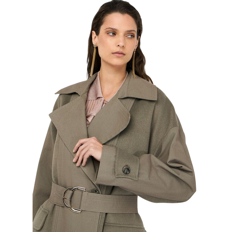 Trench da Donna doppiopetto in lana modella frontale ravvicinata