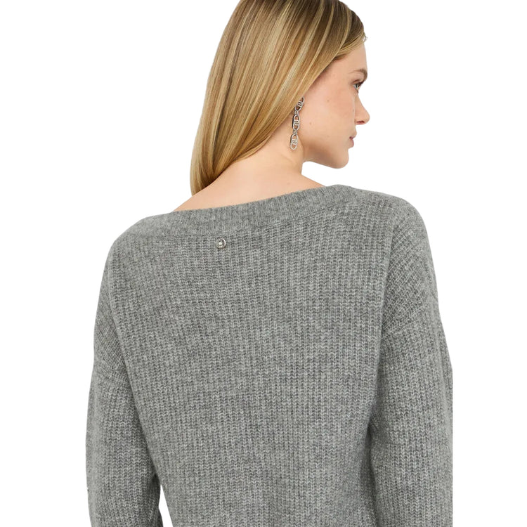 Maglione Donna a coste grigio con gioielli laterali modella retro ravvicinata