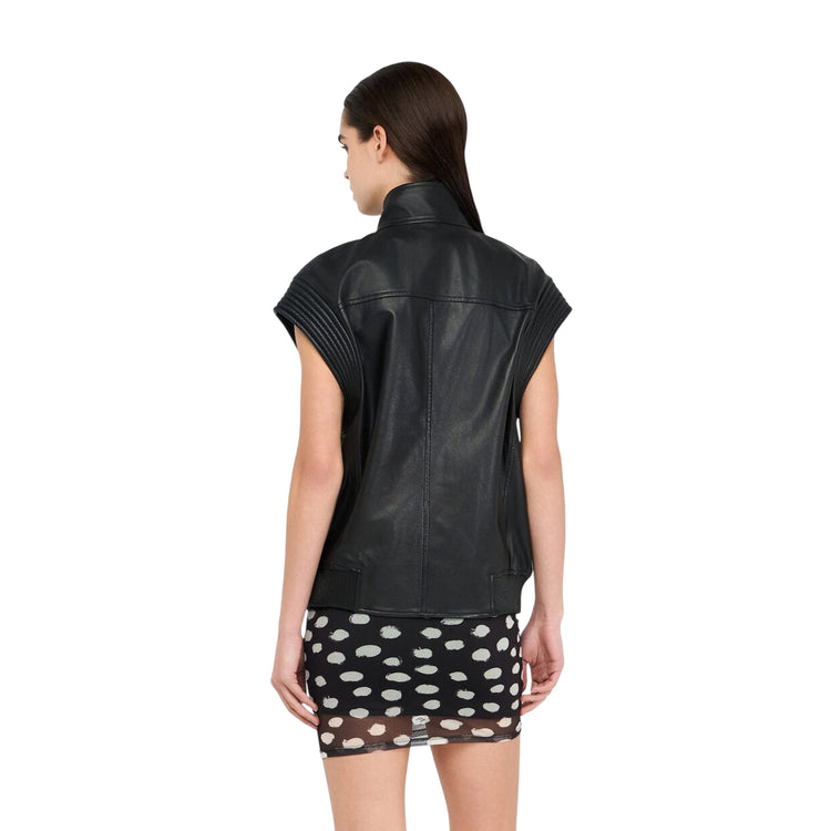 Acquista subito il Gilet Donna, con collo alto con bottoni a pressione, tasche sui lati, elastico a fondo e chiusura con zip, firmato LiuJo su Martini 900: vieni a scoprire tutta la collezione sul nostro sito.