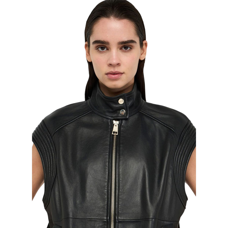 Acquista subito il Gilet Donna, con collo alto con bottoni a pressione, tasche sui lati, elastico a fondo e chiusura con zip, firmato LiuJo su Martini 900: vieni a scoprire tutta la collezione sul nostro sito.