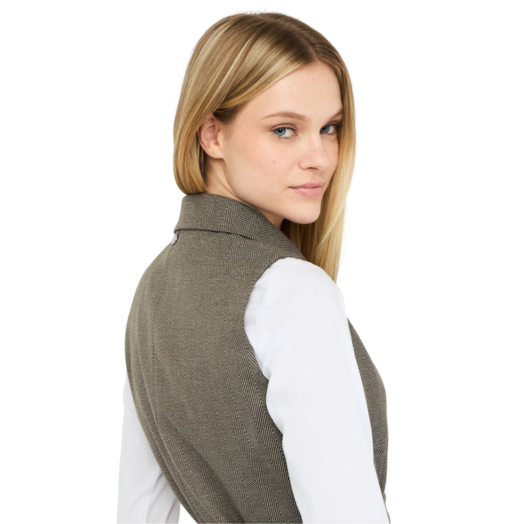 Gilet Donna chevron con cintura modella retro ravvicinata