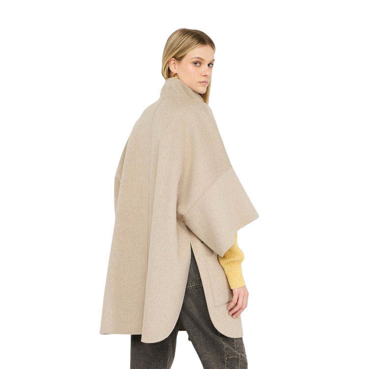 Cappotto Donna in lana con maniche a kimono Beige modella retro