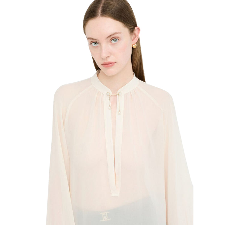 Blusa Donna con collo alla coreana e motivo a V modella frontale ravvicinata