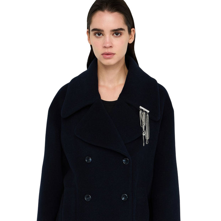Cappotto Donna Blu scuro con spilla modella frontale ravvicinata