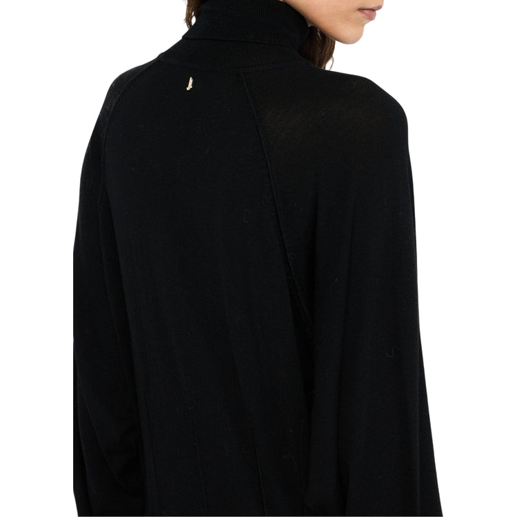 Dolcevita Donna in lana con pizzo Nero modella retro ravvicinata