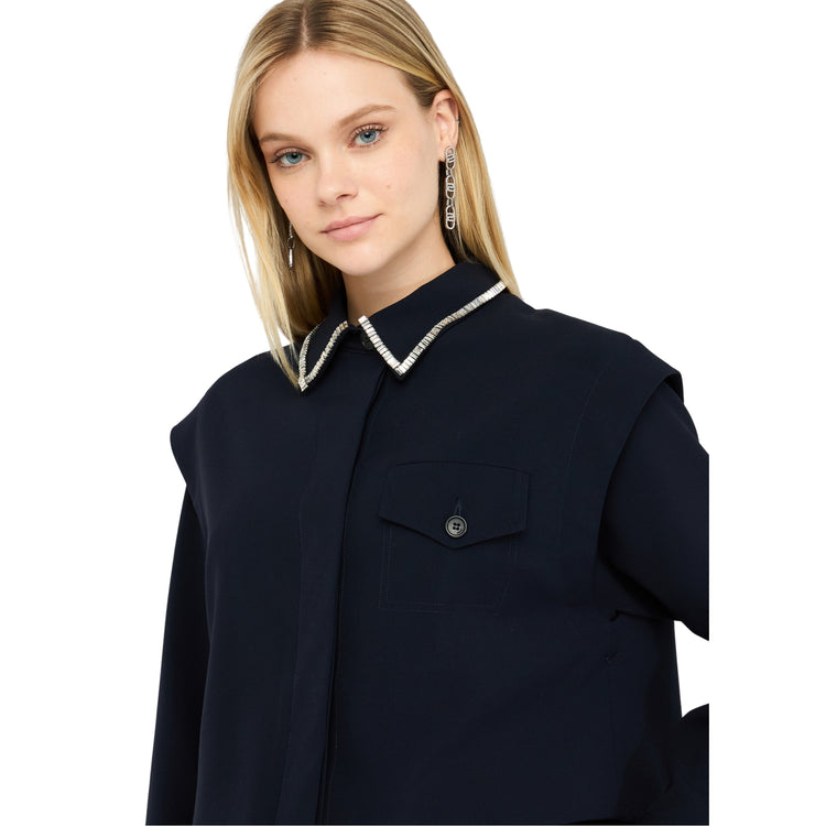 Camicia Donna con colletto con strass in colore blu scuro modella frontale ravvicinata