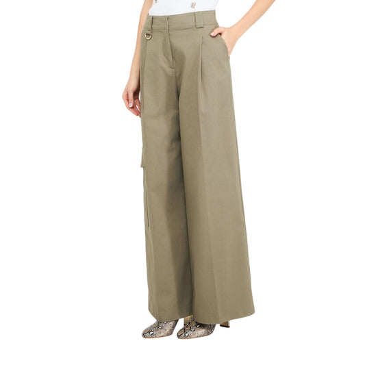 Pantaloni Donna modello cargo Verde modella frontale