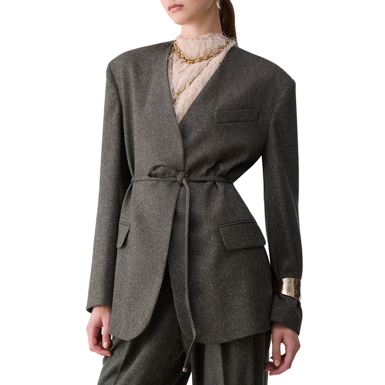 Giacca Donna in tweed con cintura grigio con bracciale abbinato su modella
