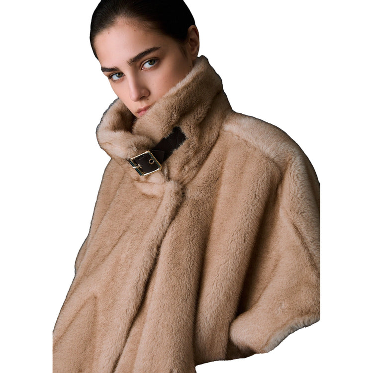 Cappotto Donna in pelliccia sintetica beige, dettaglio modella