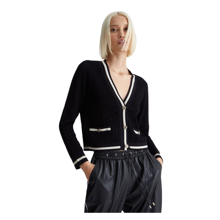 Cardigan da donna nero vista frontale su modella