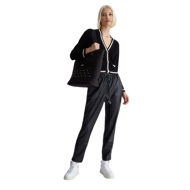 Cardigan da donna nero vista frontale su modella