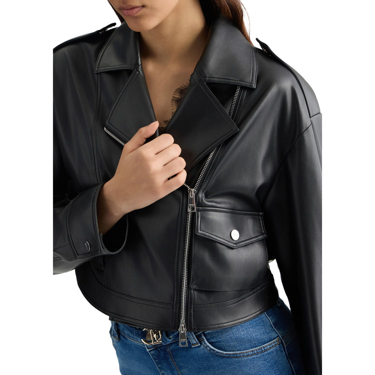 Giacca Donna cropped modello biker modella frontale ravvicinata