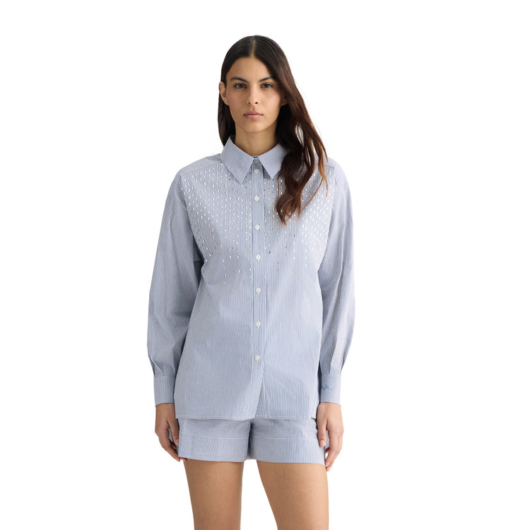 Camicia Donna con applicazioni sul davanti modella frontale