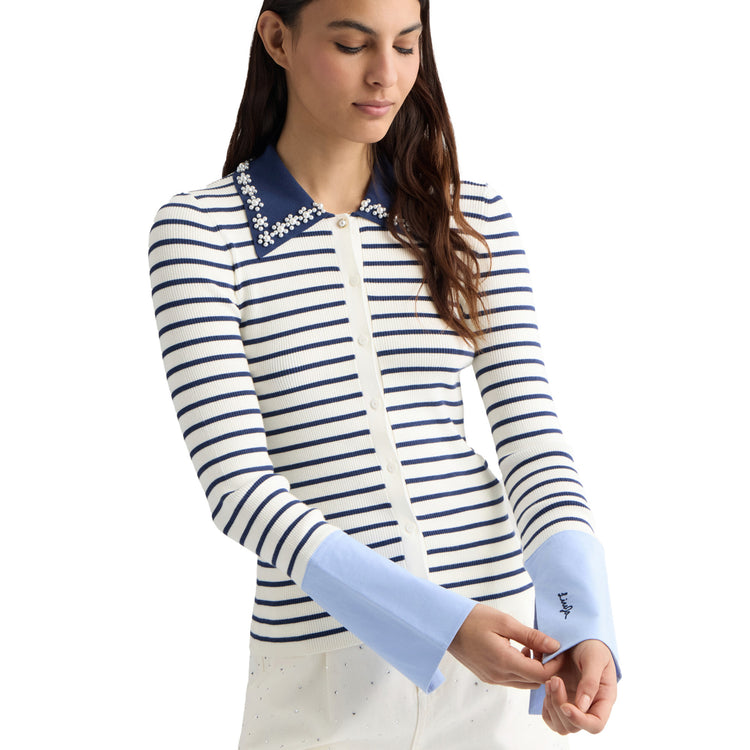 Maglia Donna a righe con colletto e bottoni modella