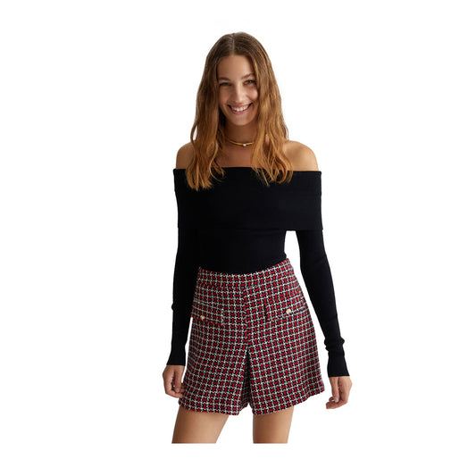 Maglia nera off-shoulder modella frontale