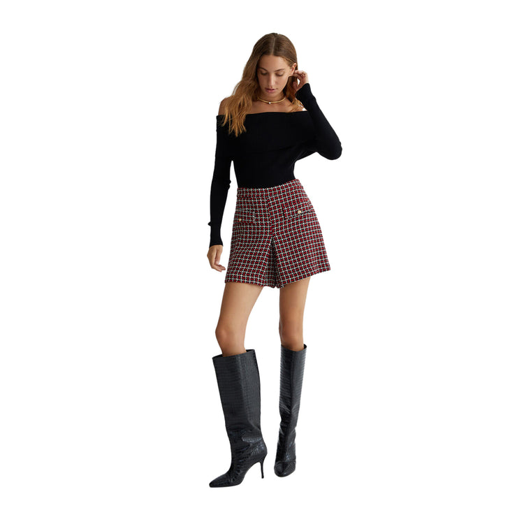 modella frontale intera Maglia nera off-shoulder