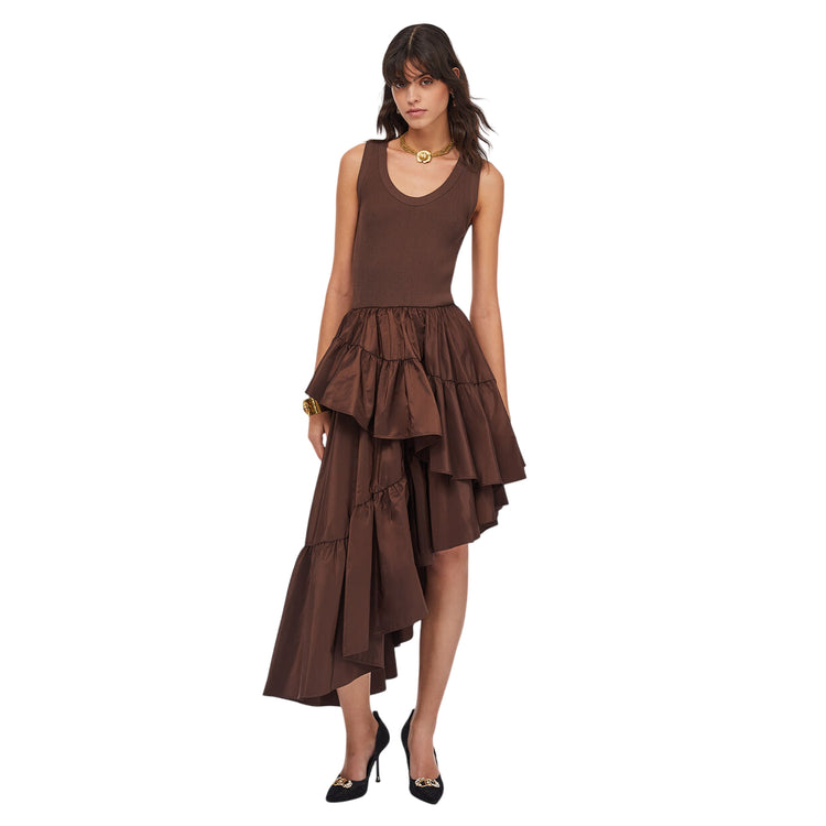 Abito Donna asimmetrico con volant marrone modella frontale