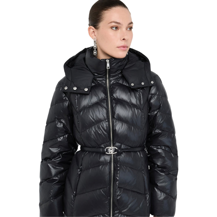 Piumino Donna trapuntato con cappuccio Nero modella frontale ravvicinata