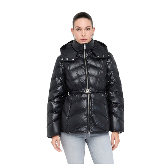 Piumino Donna trapuntato con cappuccio Nero modella frontale